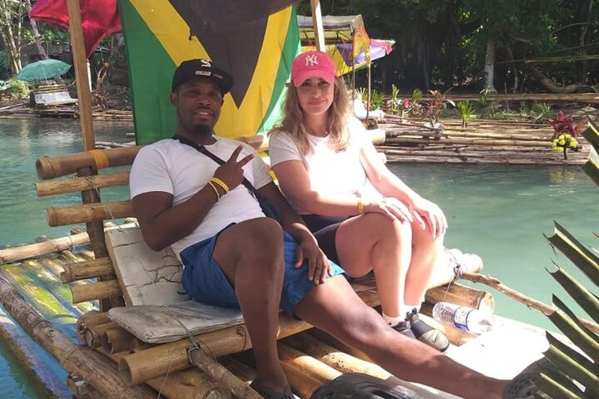 um homem e uma mulher sentados em uma jangada na água