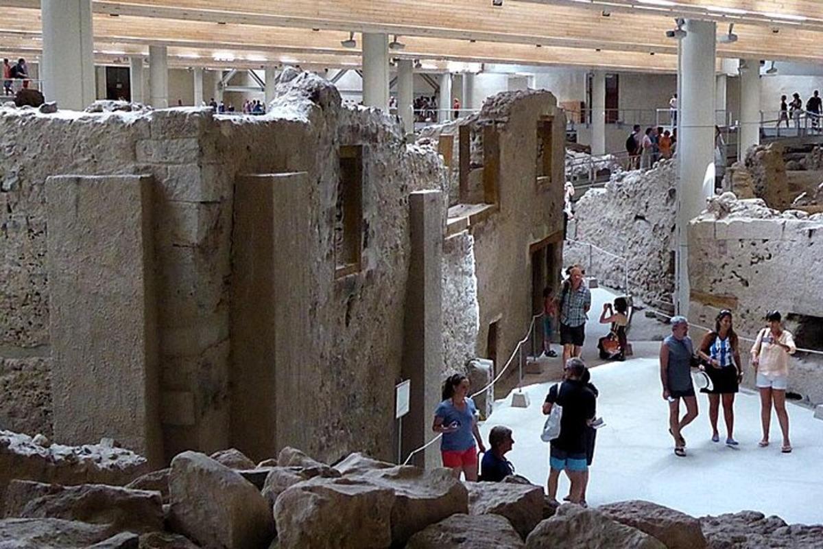 grupa ludzi spacerująca po muzeum z ruinami