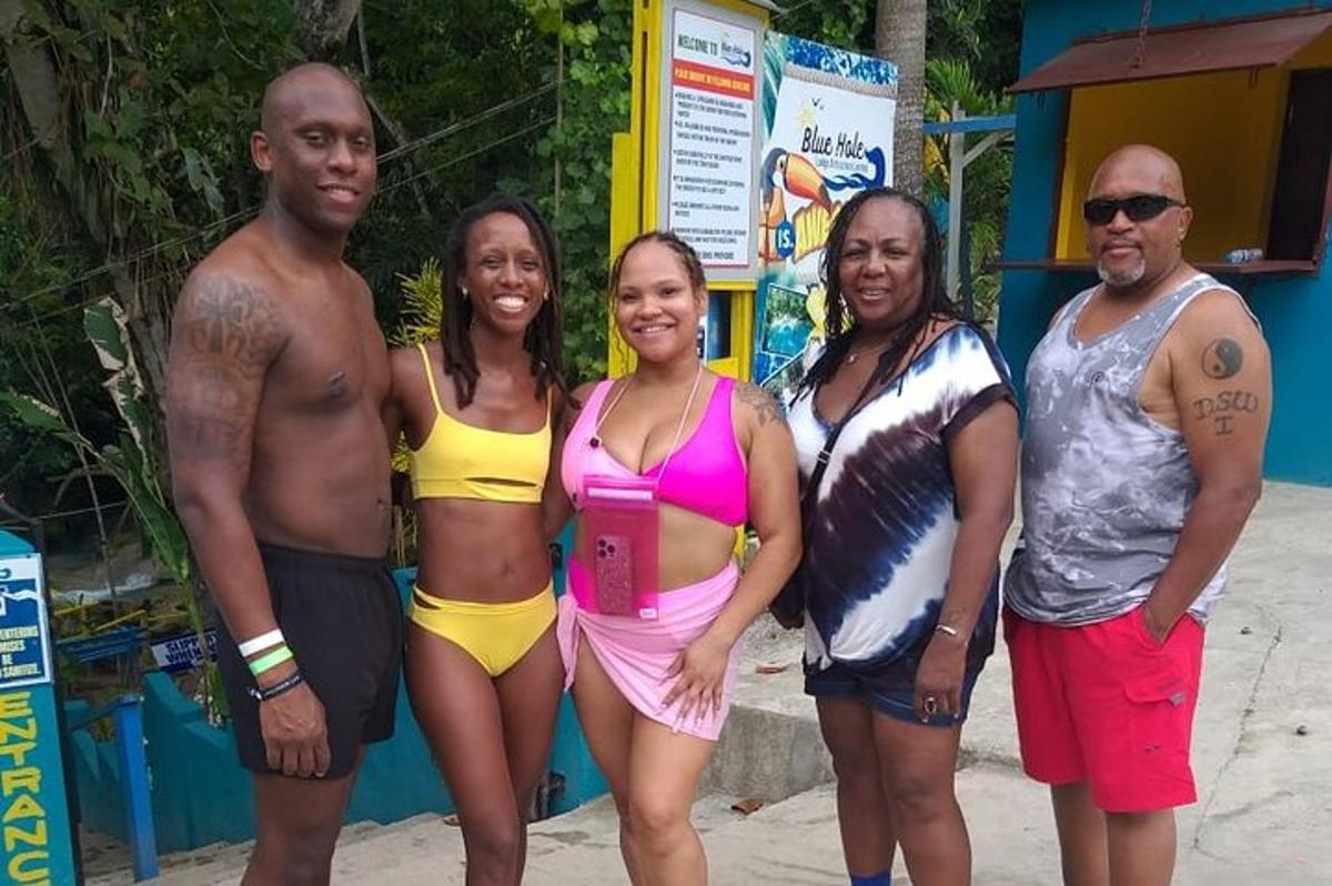 um grupo de pessoas posando para uma foto na praia