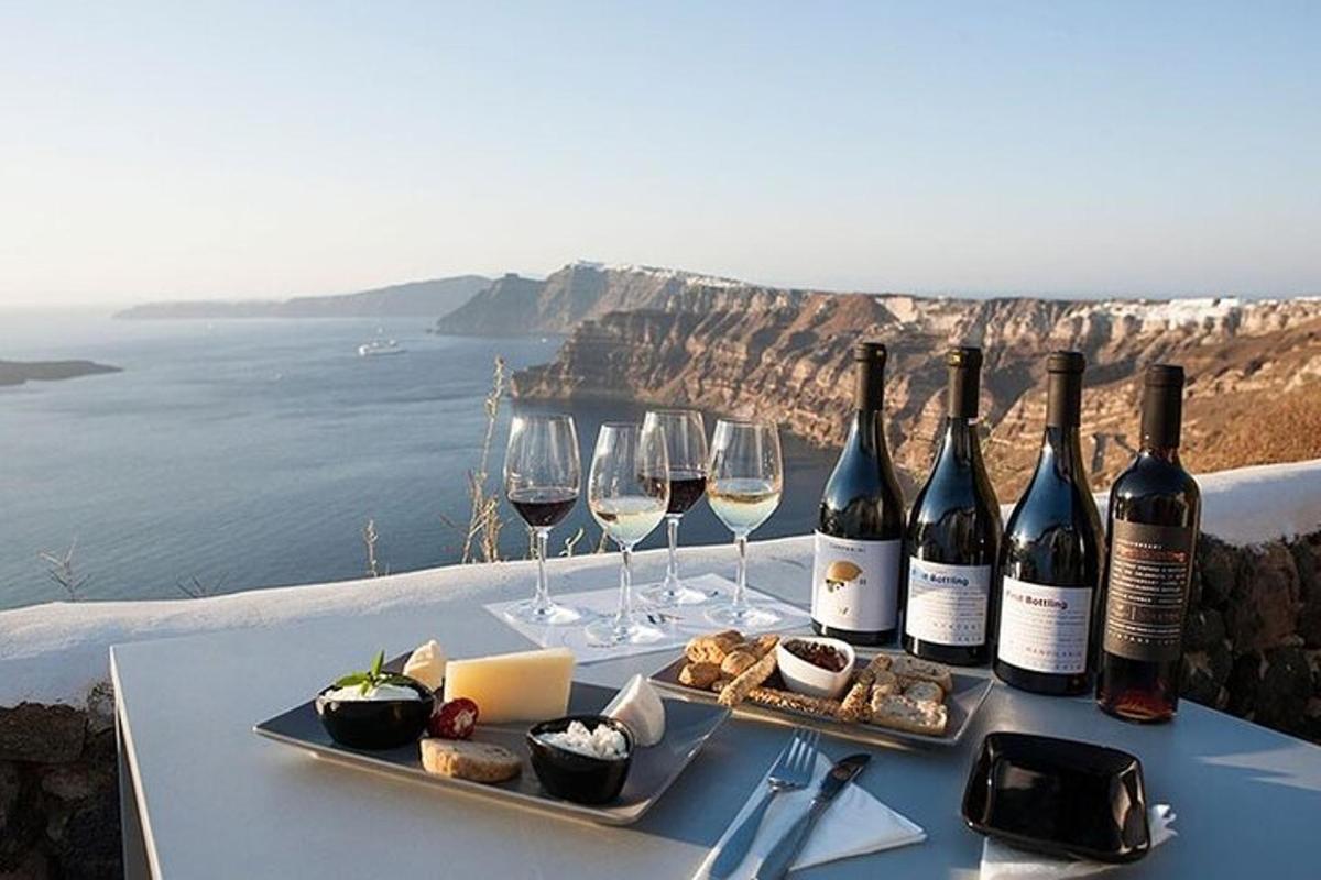 Una mesa con botellas de vino y copas en una repisa