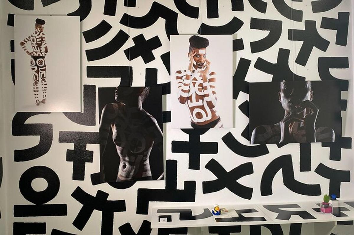 un muro con grafica in bianco e nero
