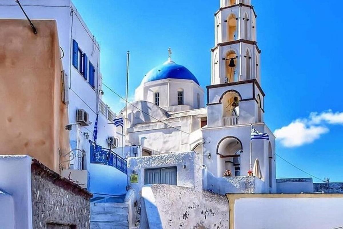 un grupo de edificios blancos con cúpulas azules