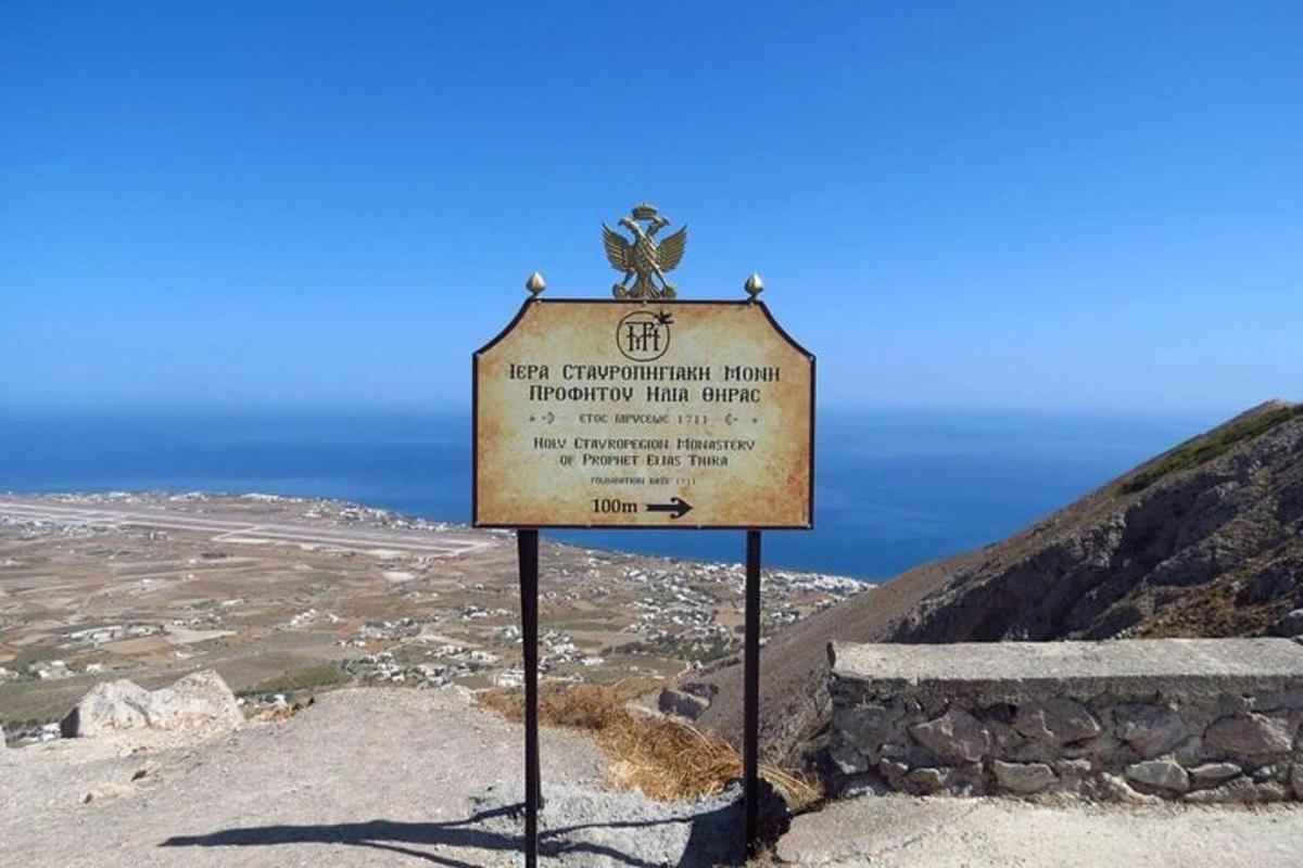 un cartel en la ladera de una montaña