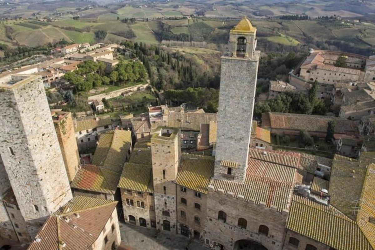 una vista aerea di una città con una torre dell'orologio