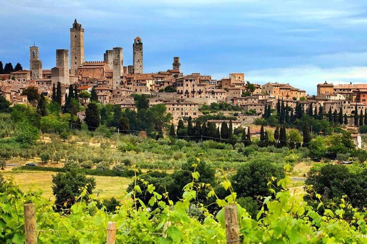 una vista di una città con edifici su una collina