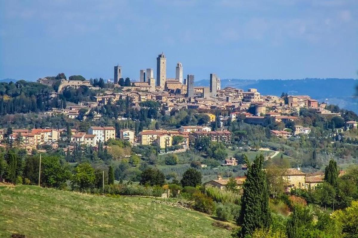 una ciudad en la cima de una colina con edificios