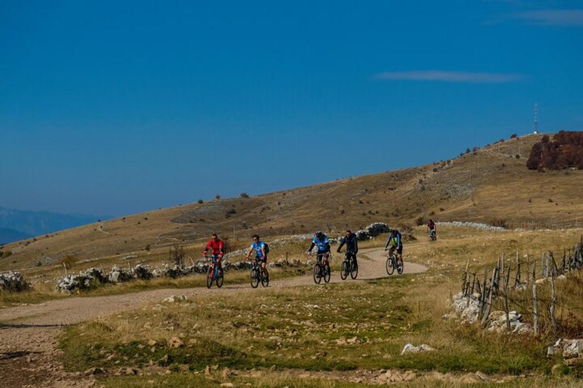 un grup de persones anant en bicicleta per un camí de terra