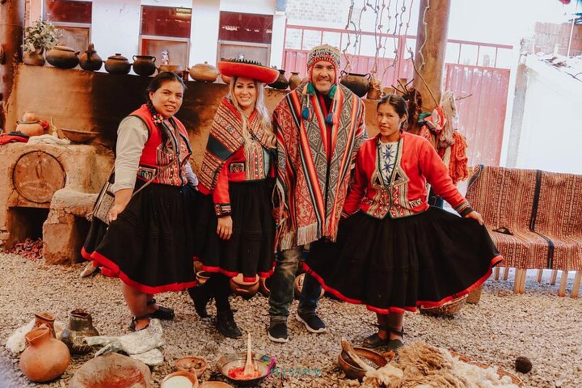 grupp rahvarõivastes inimesi poseerib pildi jaoks