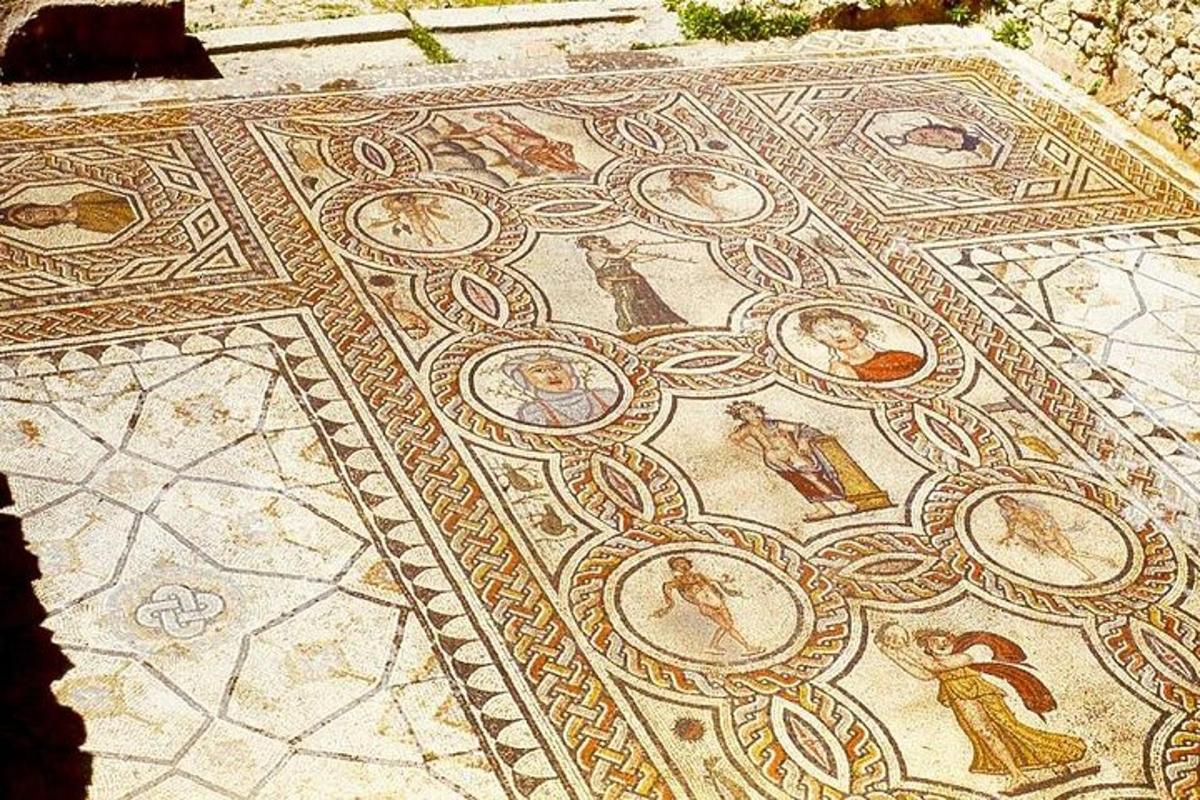 ένα μωσαϊκό δάπεδο με εικόνες ανθρώπων πάνω του