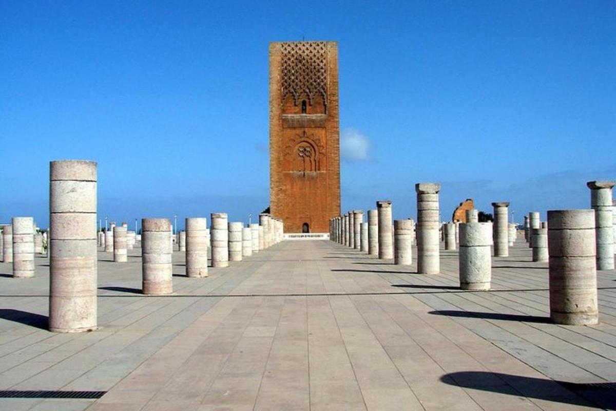 ένα μεγάλο κτίριο με έναν πύργο ρολογιού στο βάθος