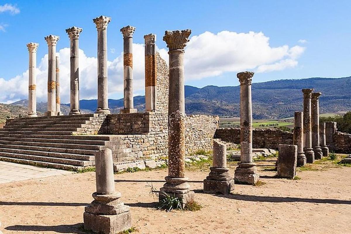 μια σειρά από κολώνες μπροστά από ένα κτίριο
