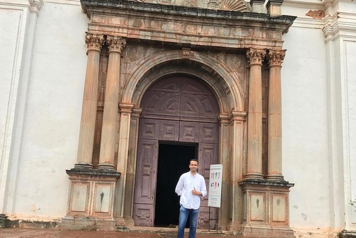 seorang lelaki berdiri di hadapan pintu kayu yang besar