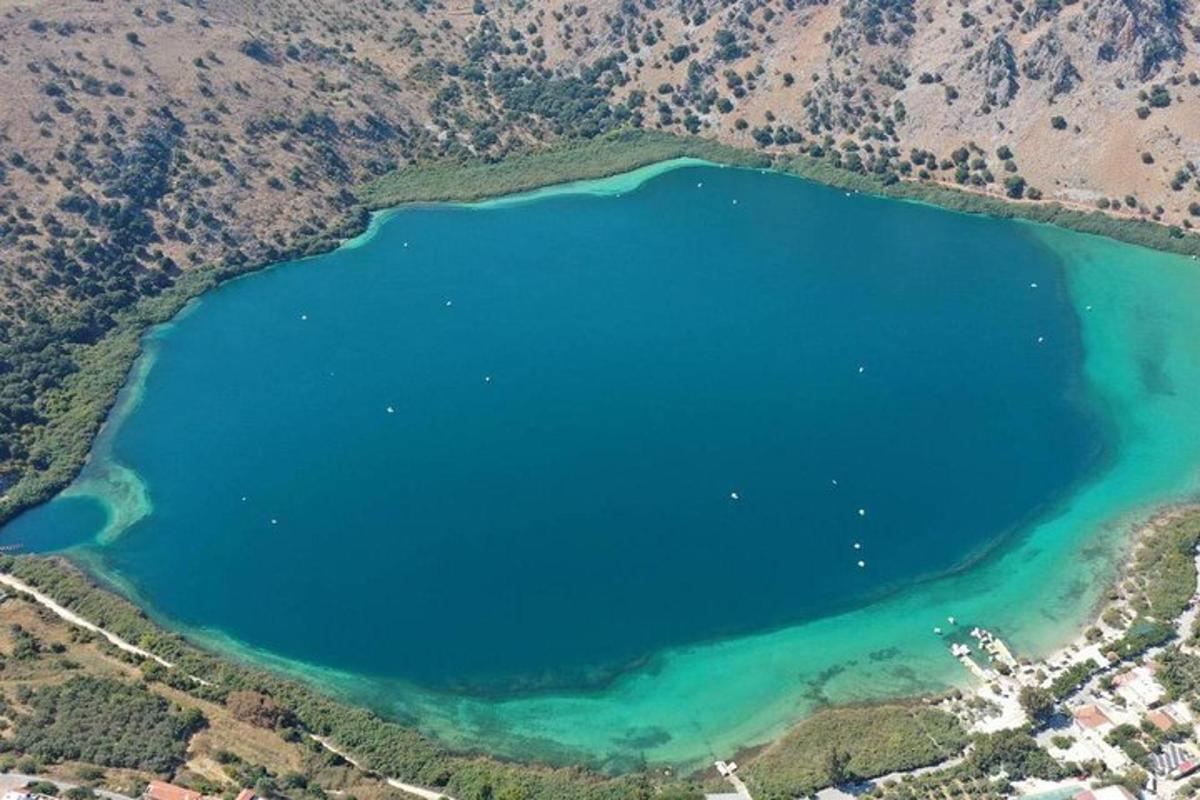 Letecký pohled na velké modré jezero
