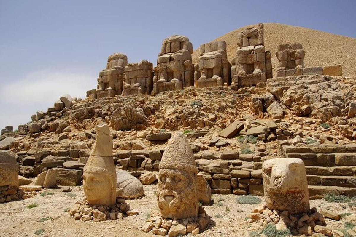 مجموعة من التماثيل الحجرية أمام الهرم