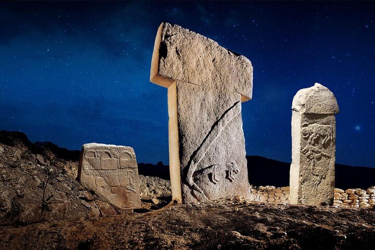 mäe otsas asuv ristiga monument