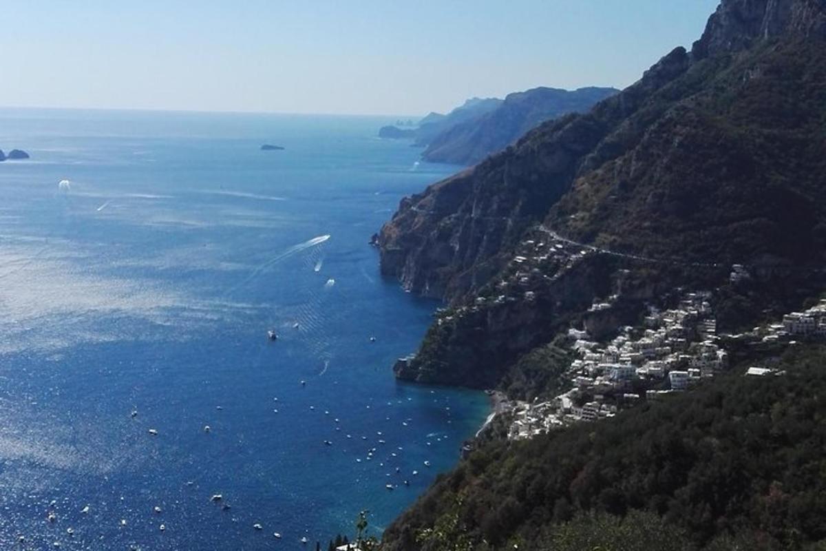 una vista aérea de una ciudad en una montaña
