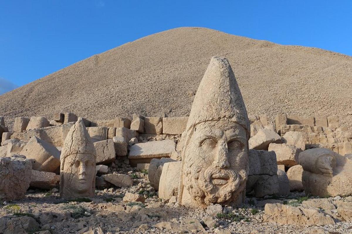 جدار حجري ذو واجهة أمام جبل