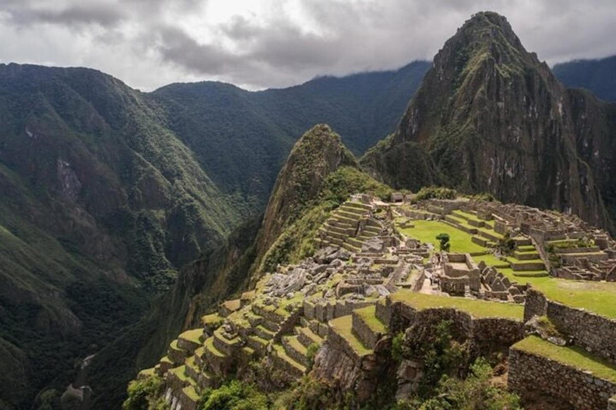 una vista de les ruïnes d'una muntanya