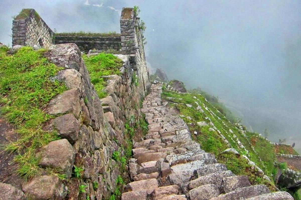 un mur de pedra al vessant d'una muntanya