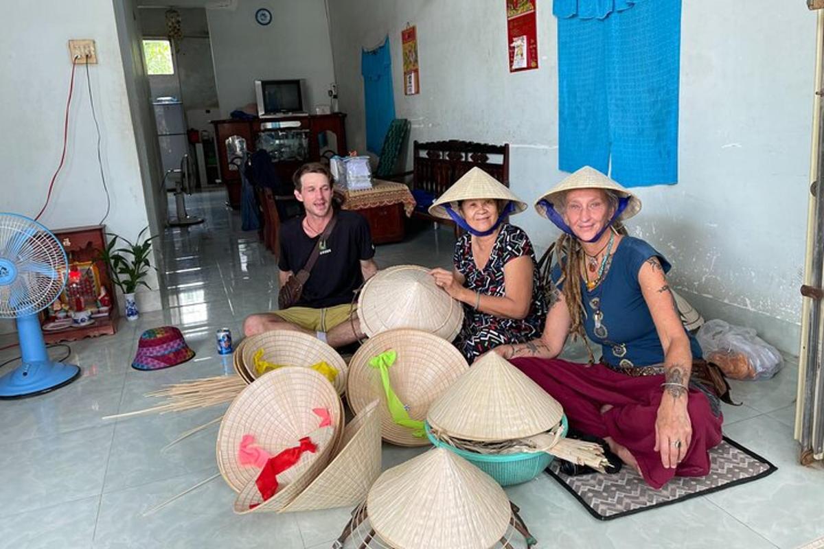 Un grupo de personas sentadas en el suelo con sombreros.