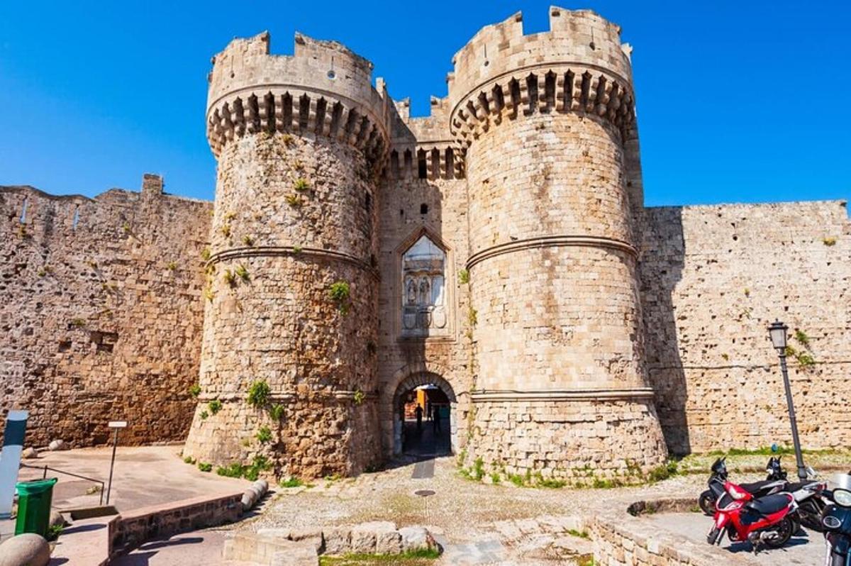 un castel cu o motocicletă parcată în fața lui