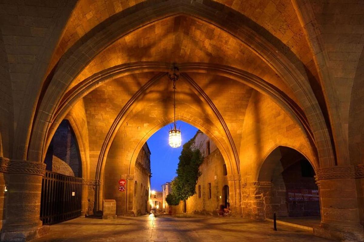 un arco in un vecchio edificio con un lampadario