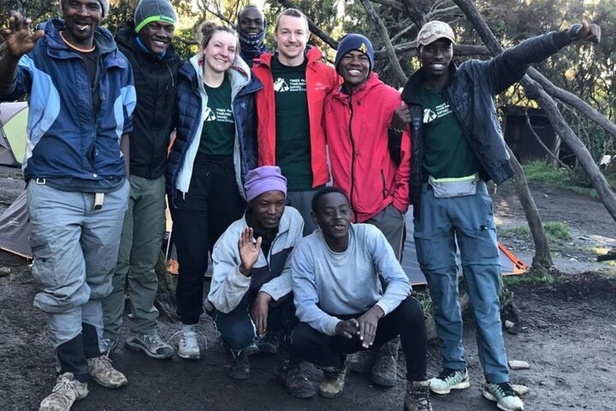 un gruppo di persone che posano per una foto