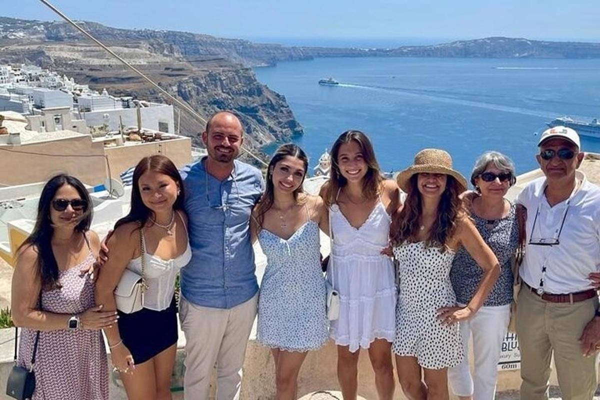 eine Gruppe von Menschen in Kleidern posiert für ein Foto
