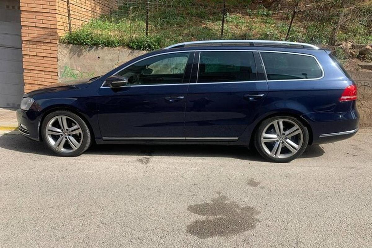 modré auto zaparkované na parkovišti