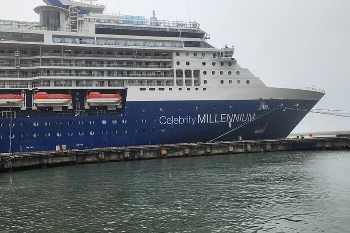 una nave da crociera attraccata a un molo in acqua