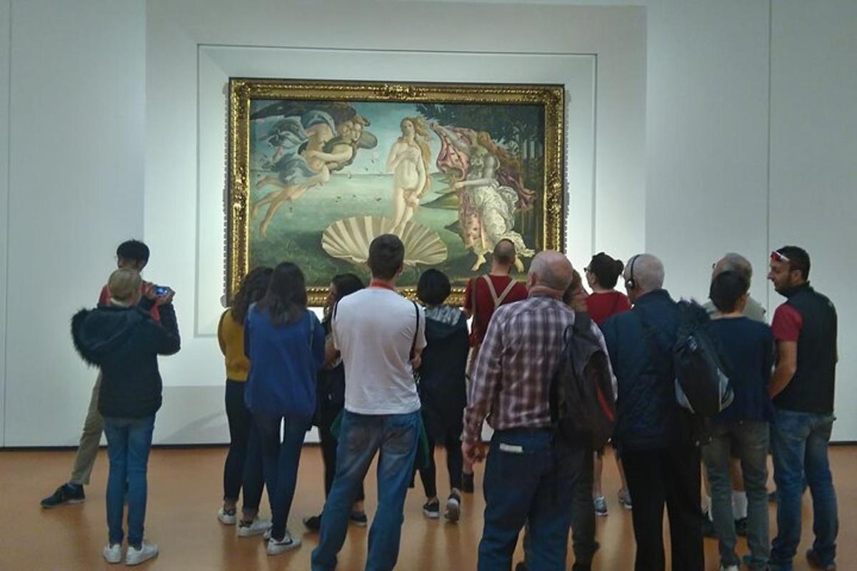 skupina lidí prohlížejících si obraz v muzeu umění