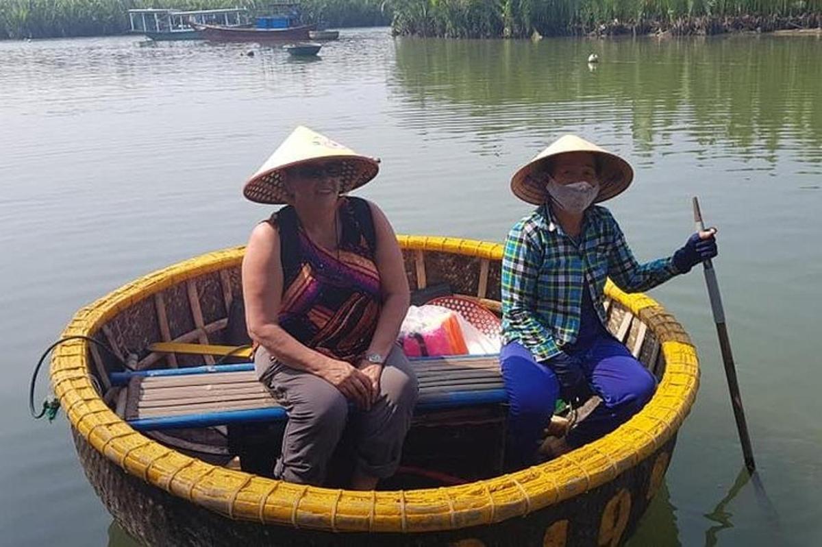 due donne sedute su una barca sull'acqua