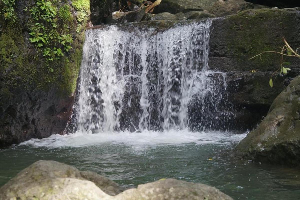 air terjun di tengah kolam air