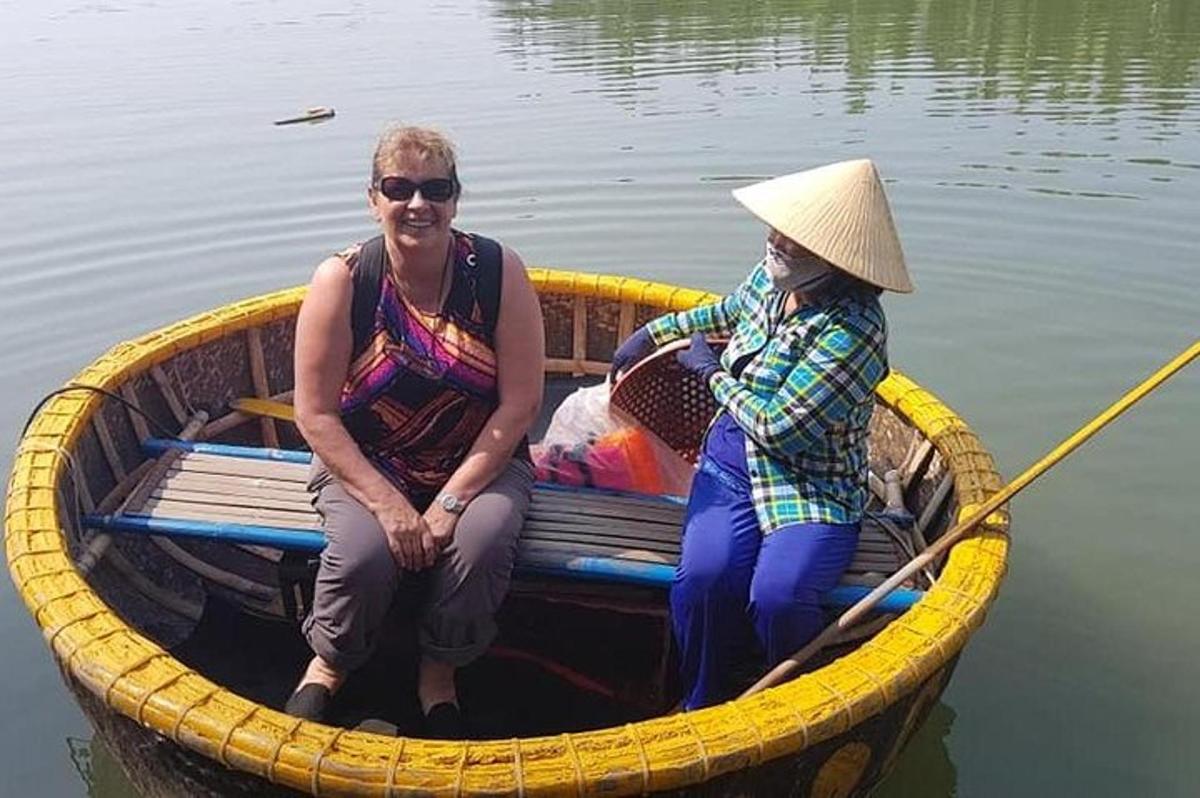 due donne sedute su una barca sull'acqua