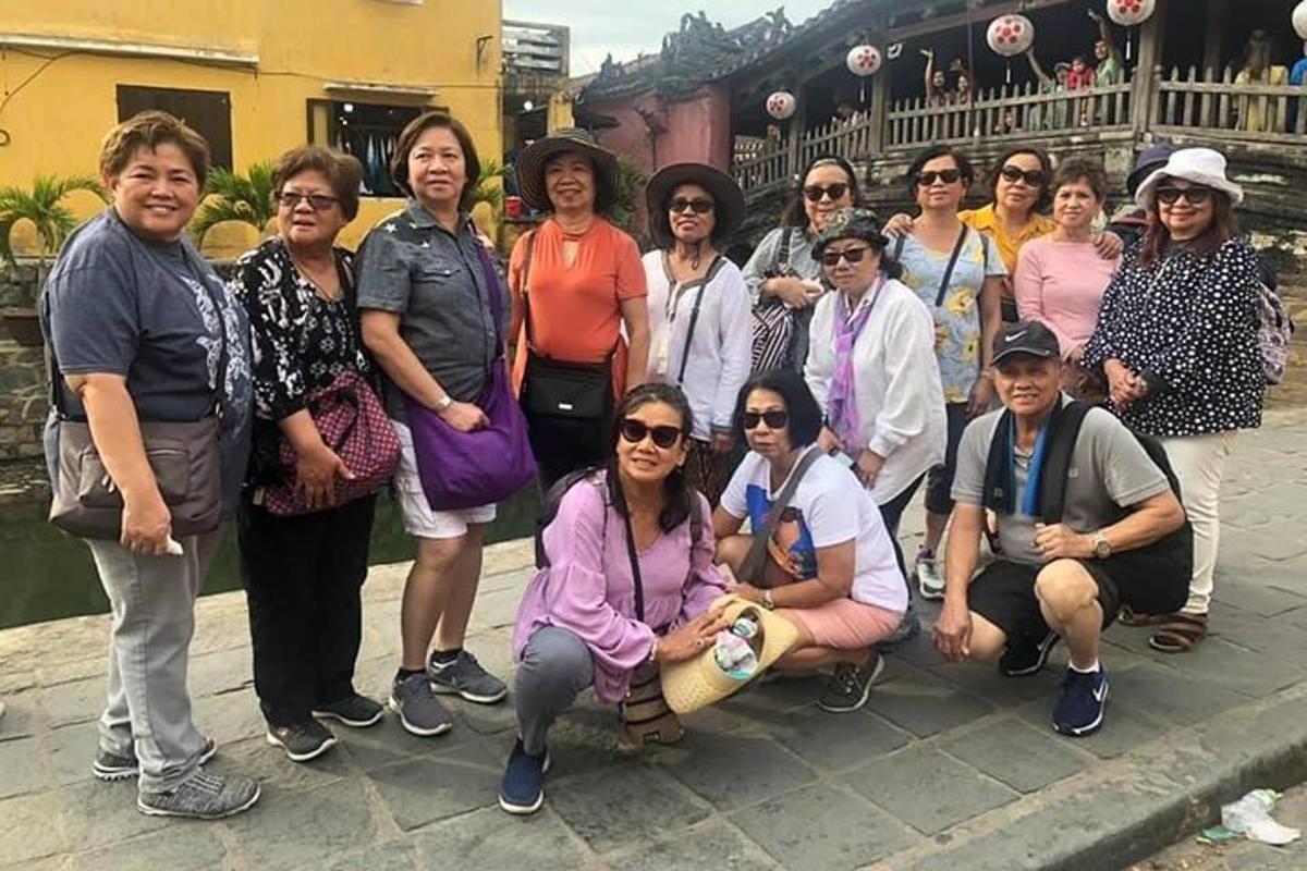 sokakta fotoğraf çektiren bir grup insan