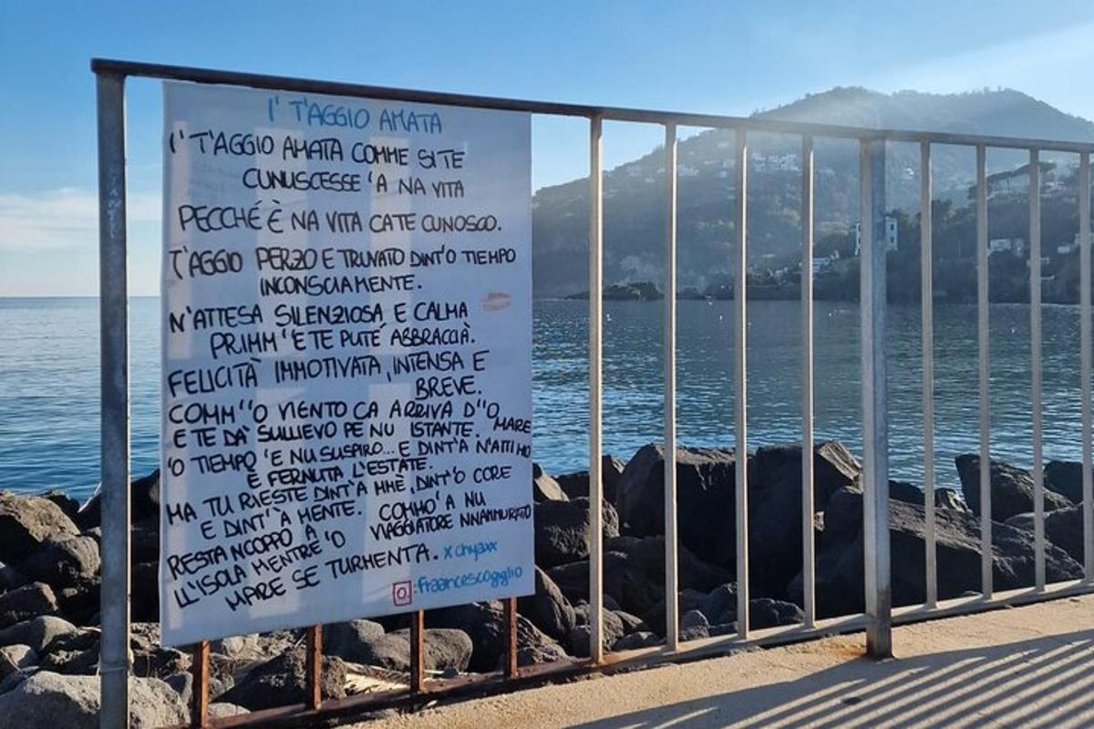 egy tábla a víz melletti kapun