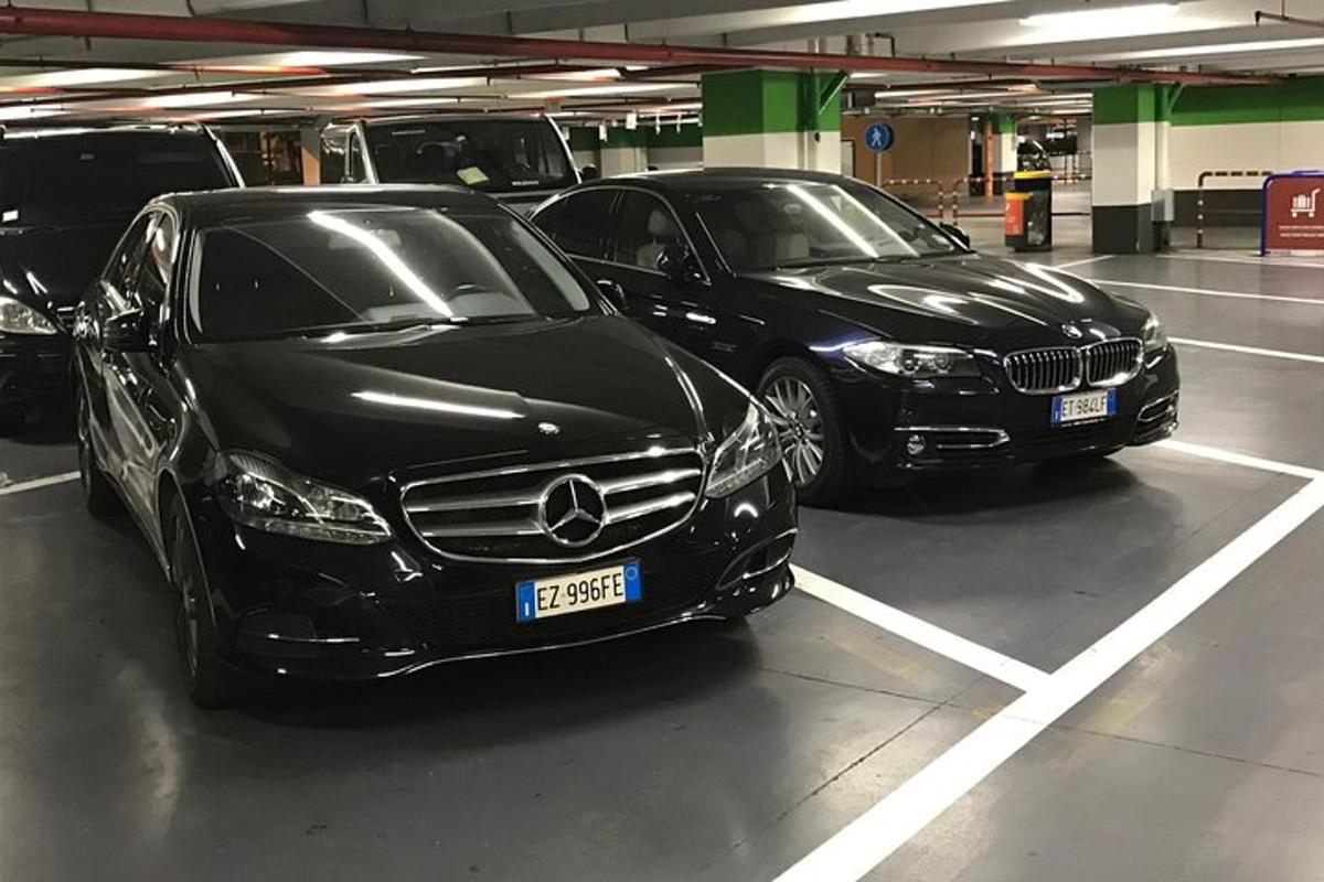 két luxusautó parkolt egy parkolóházban