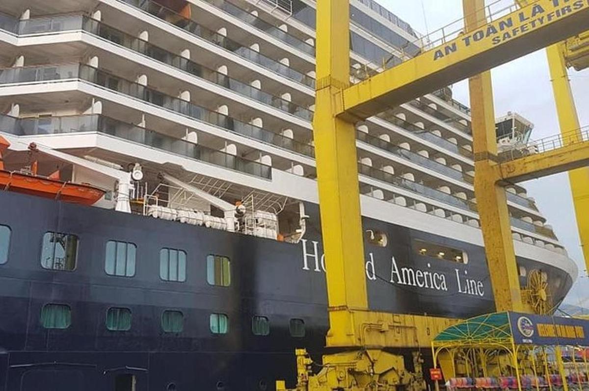 um navio de cruzeiro está atracado em uma doca