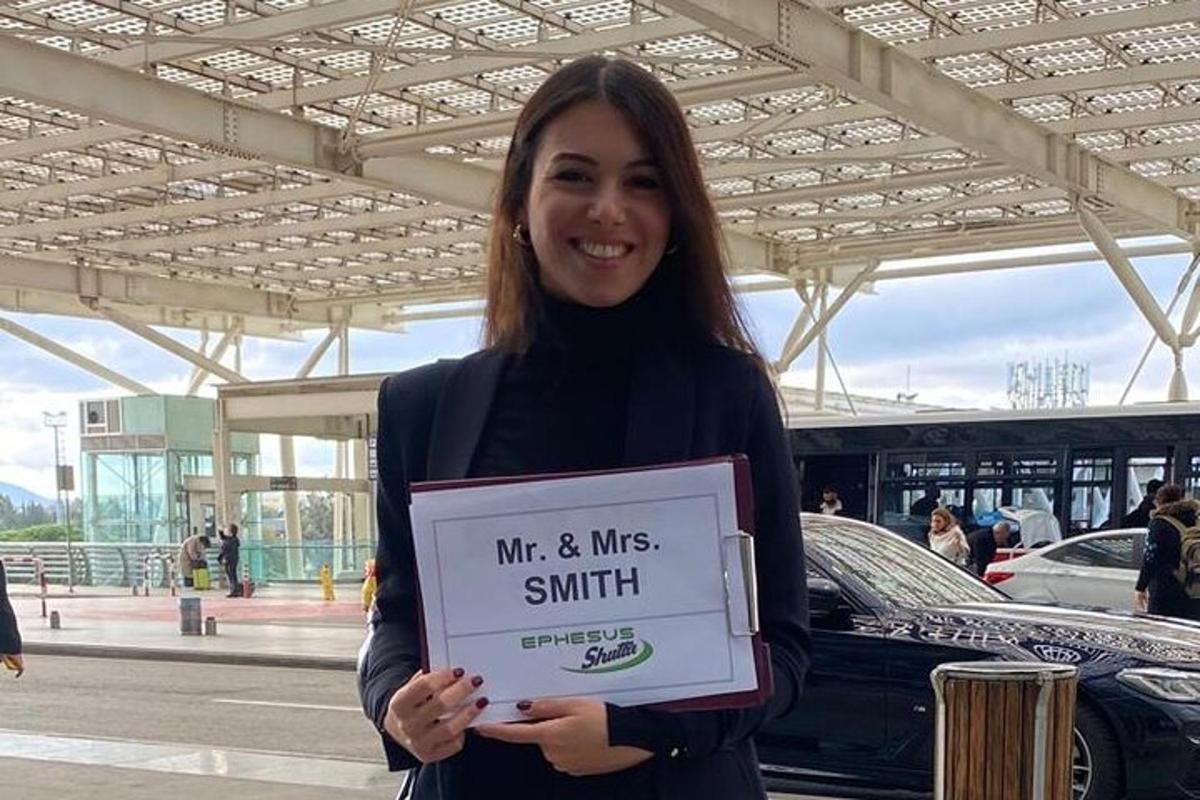 Una mujer sosteniendo un cartel que dice Sr. y Sra. Smith.
