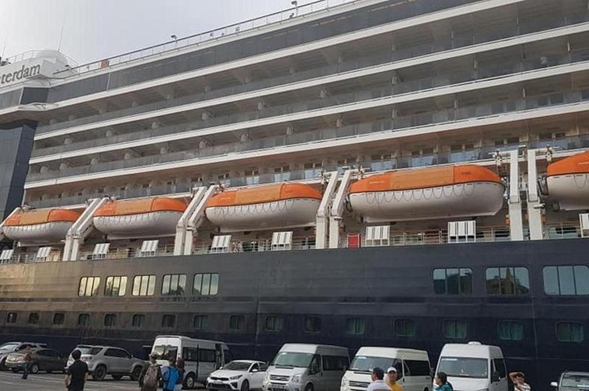 um navio de cruzeiro com carros estacionados na frente dele
