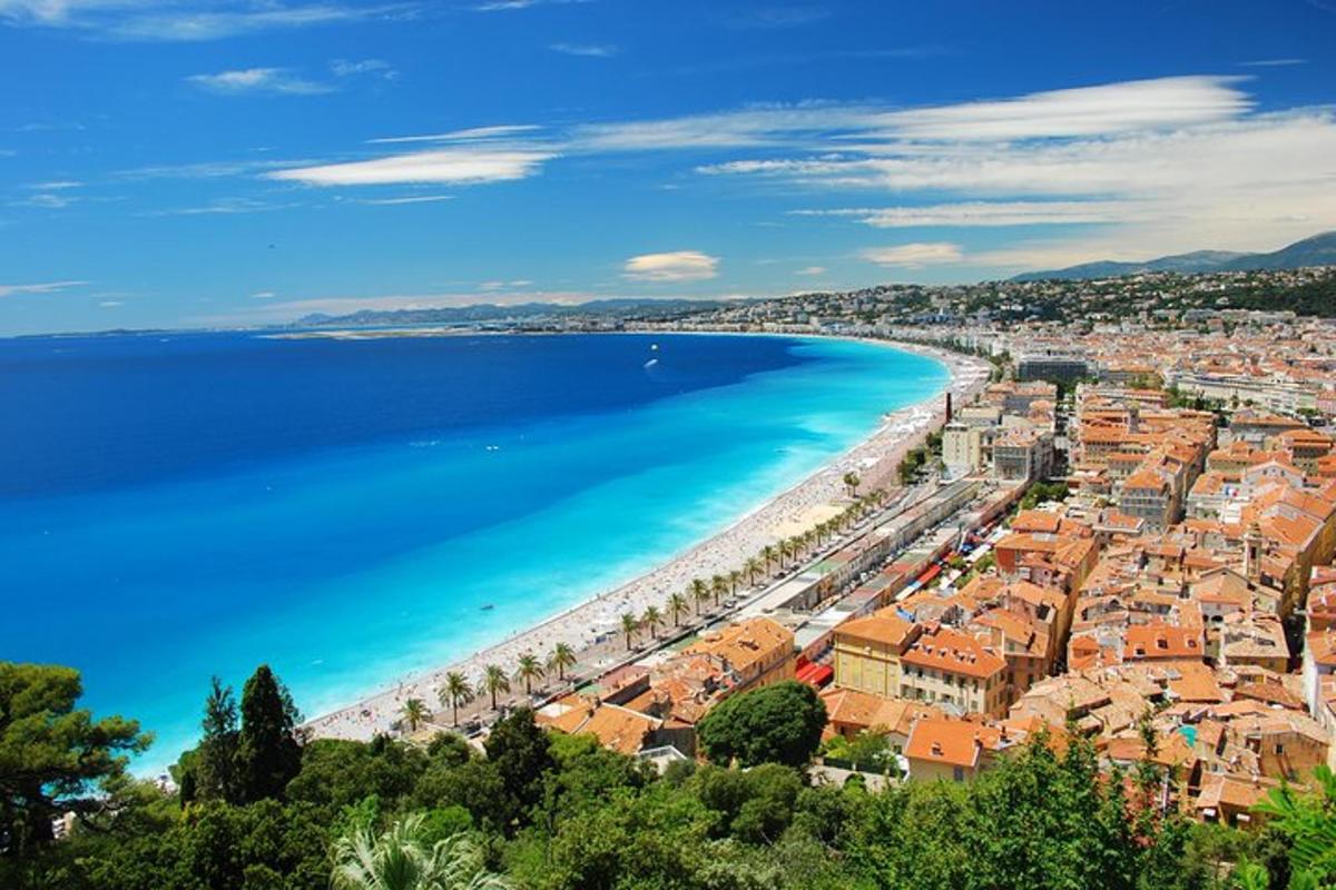 uma vista de uma cidade e da praia