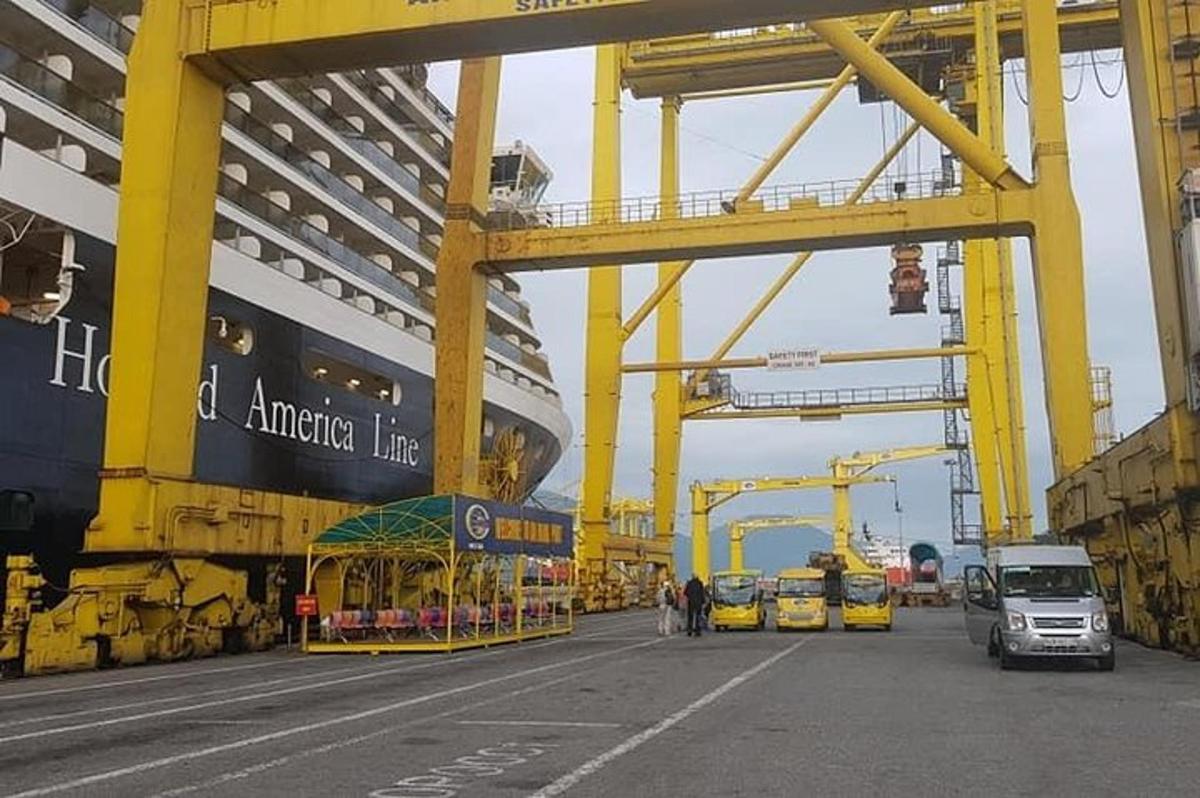 sarı vinçler ve kamyonların bulunduğu büyük bir tersane