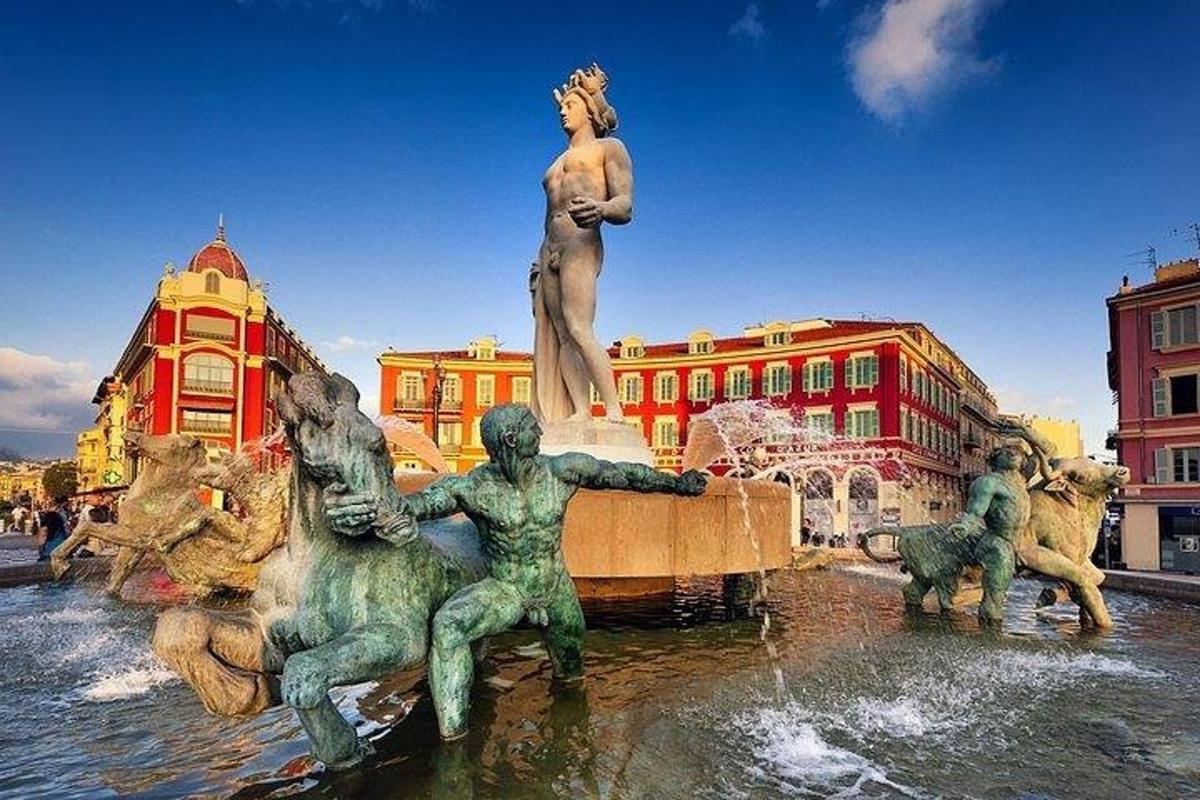 o fântână cu o statuie în mijlocul orașului