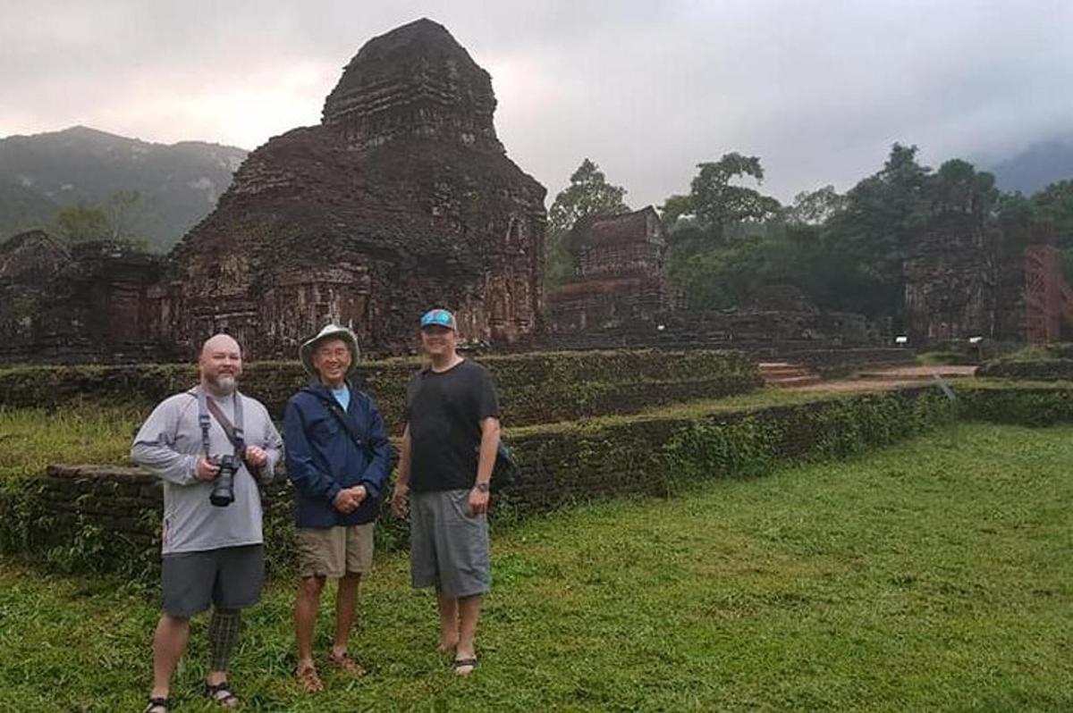 un gruppo di persone in piedi davanti a un tempio