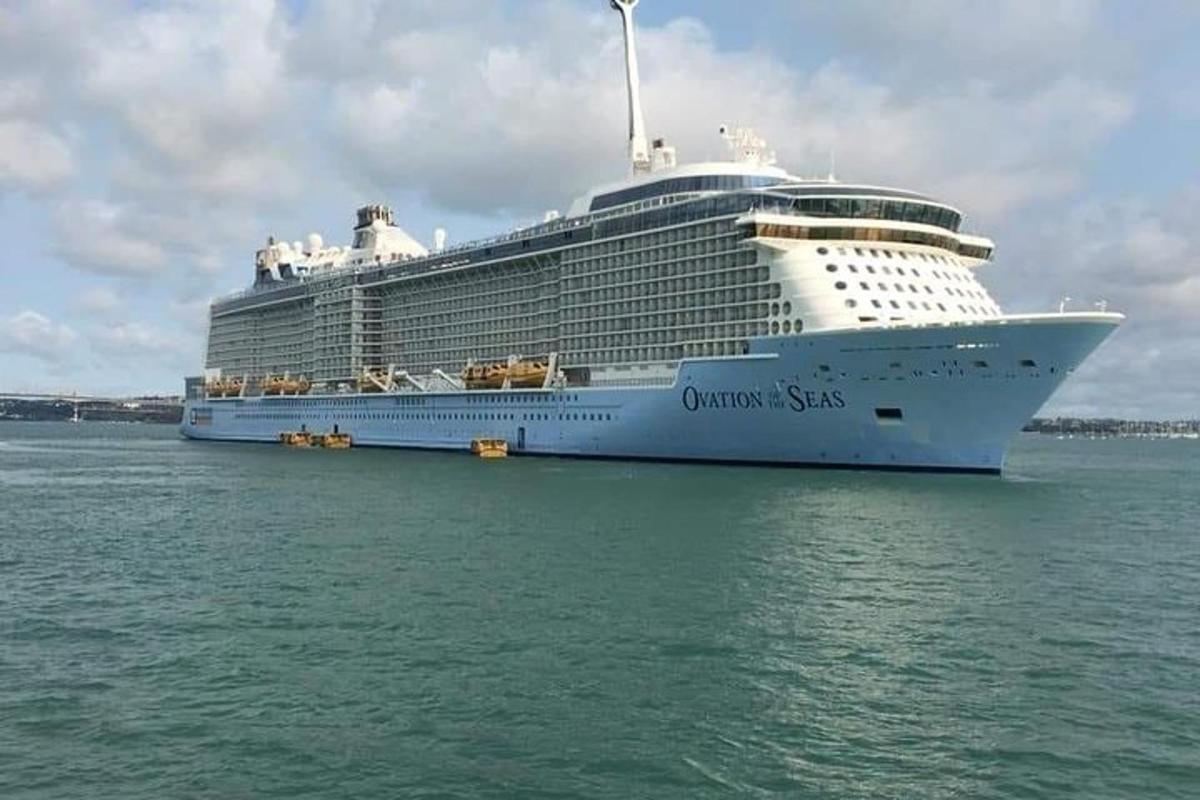 una nave da crociera ferma nell'acqua