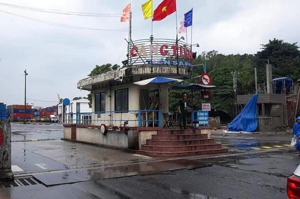 un edificio con bandiere sopra su una strada