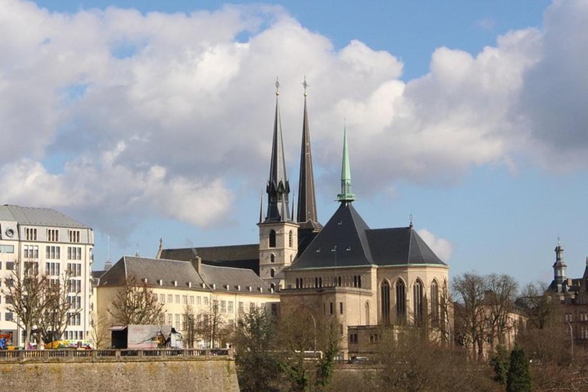 velká budova se dvěma věžemi na vrcholu