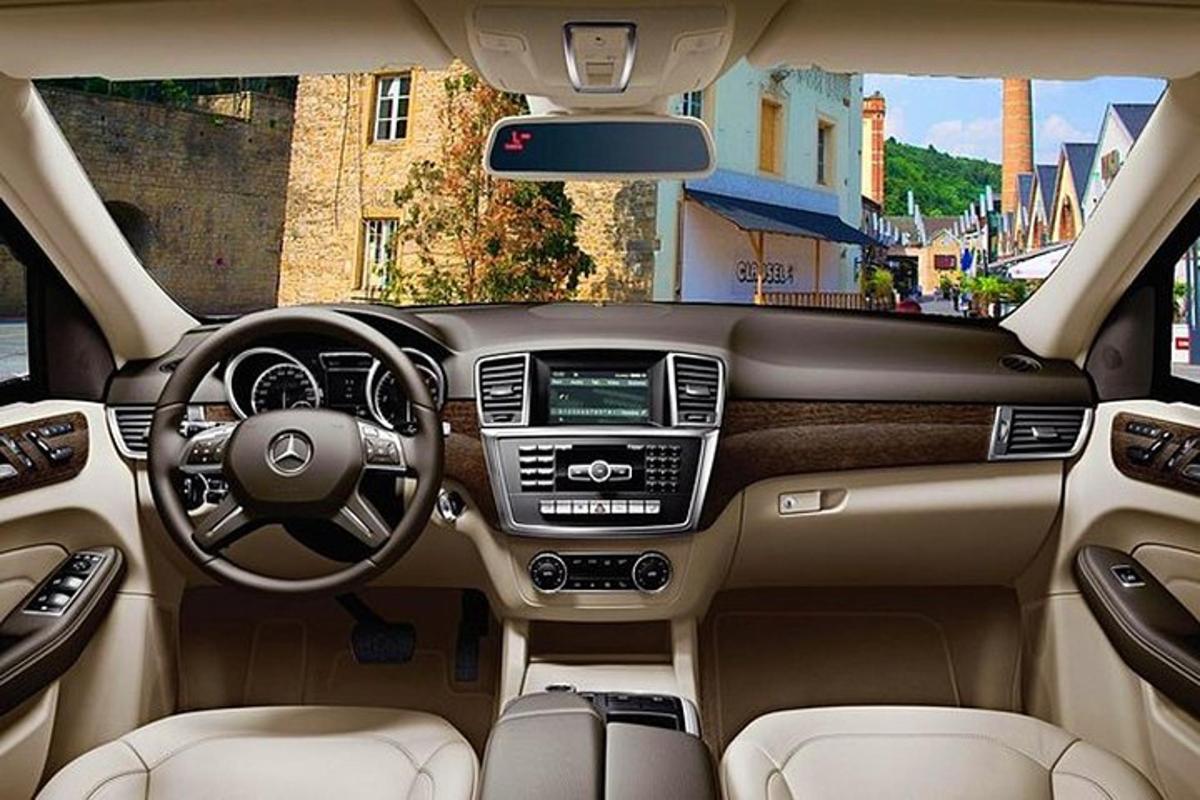 pohled na kokpit vozu Acedes Benz