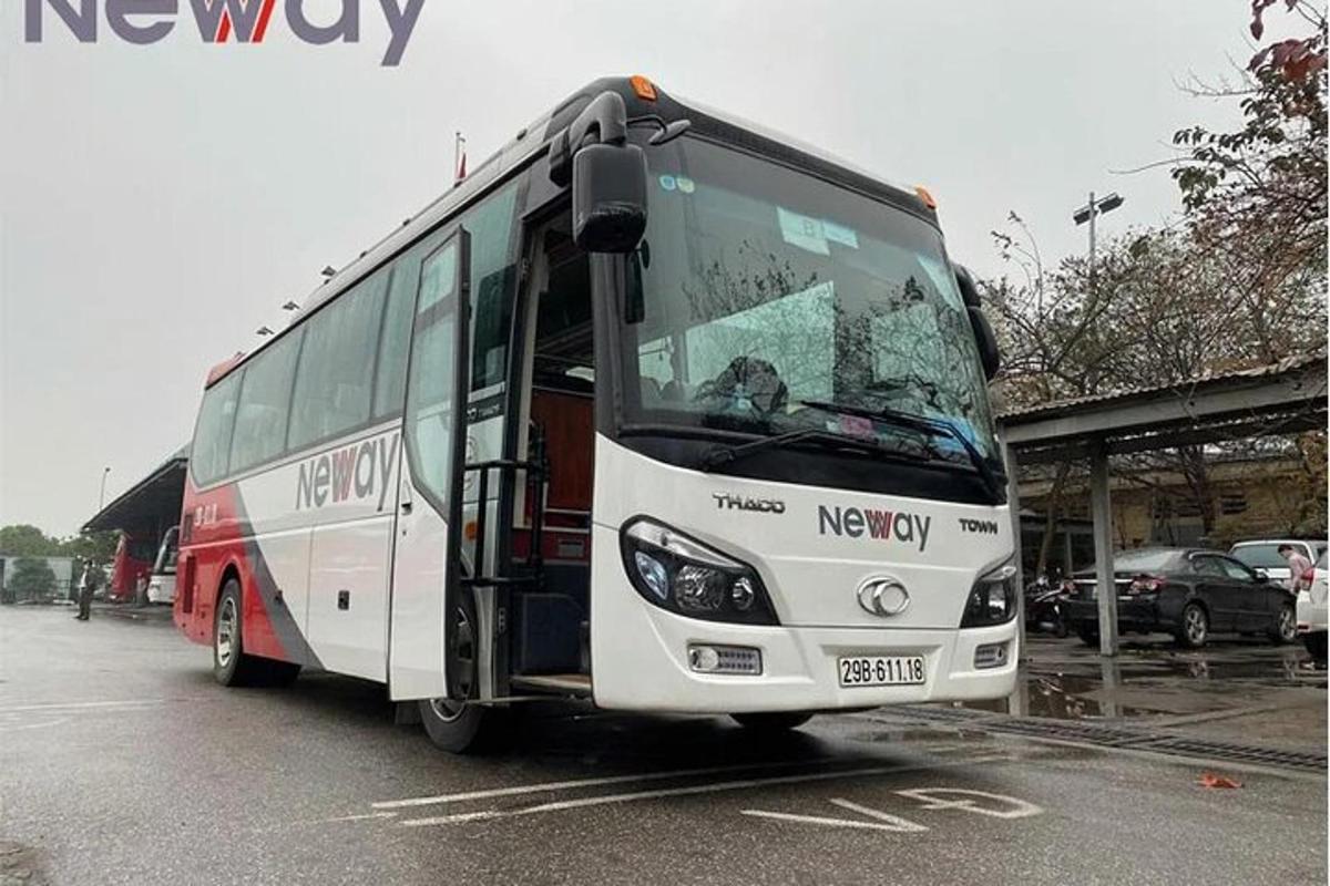 en bus holder parkeret på en parkeringsplads