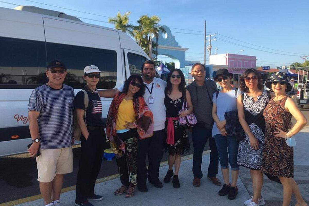 un grupo de personas de pie delante de un autobús